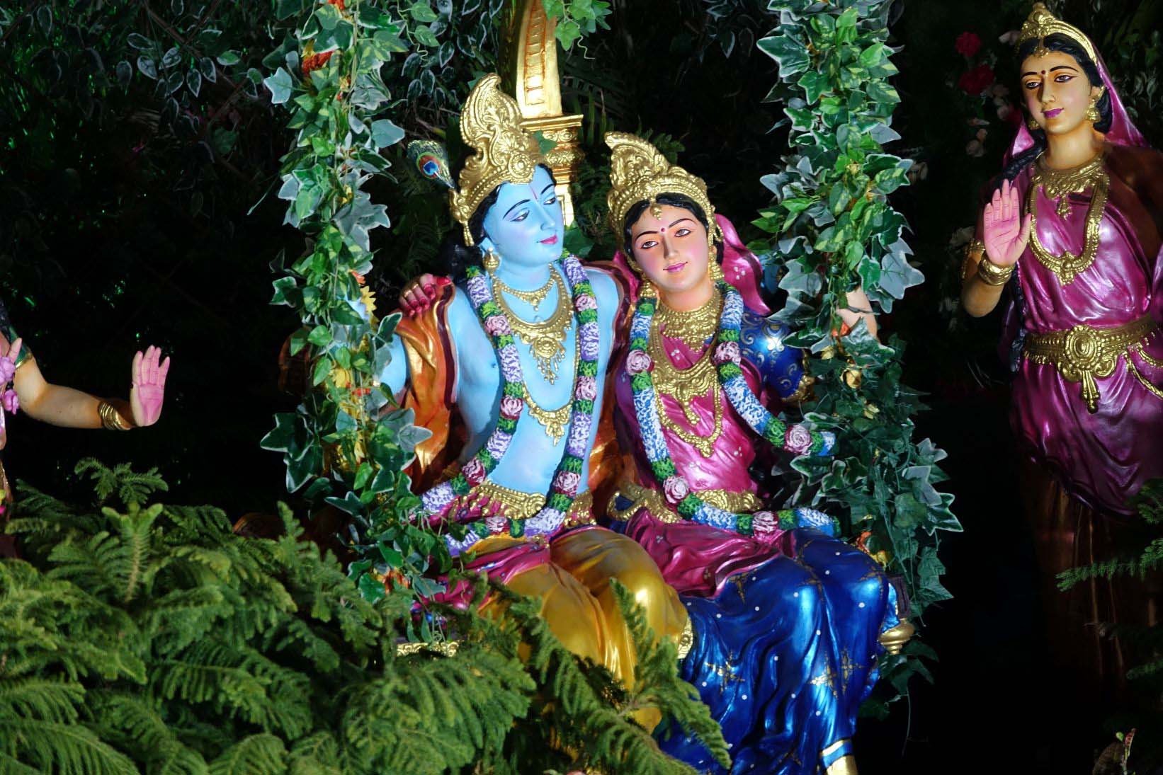 vrindavan krishna schaukelt